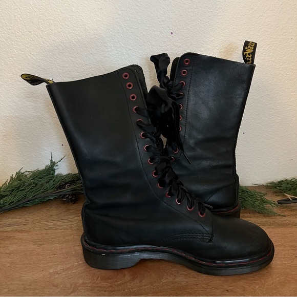 Dr. Martens 1914 Smooth Leather Tall Boots in black with red eyelets ribbon lace - Picture 4 of 10